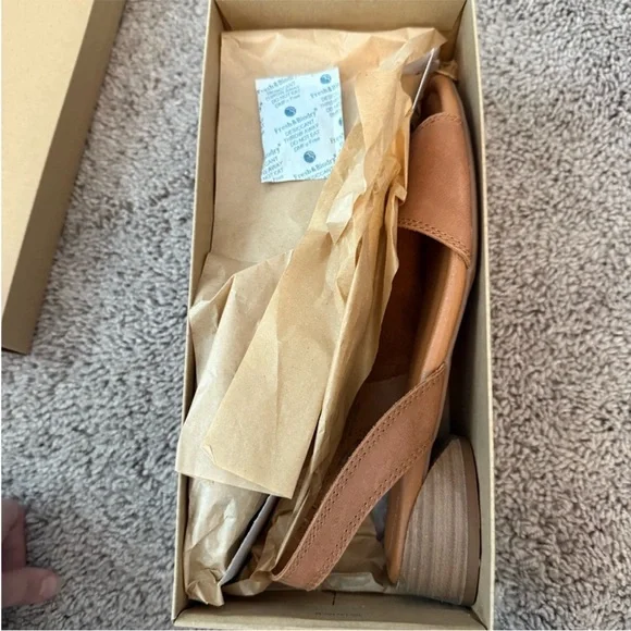 NWT Lucky Brand Rimma tan leather sandals, size 8.5 - Picture 6 of 6